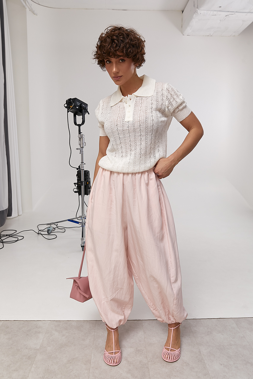 Девушка в ажурной футболке-поло и брюках-оверсайз