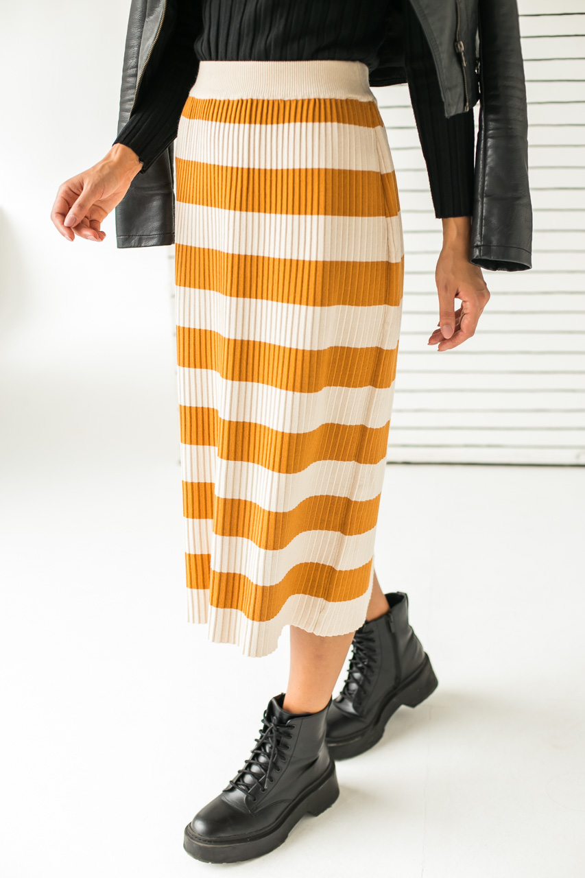 Длинная трикотажная юбка с широкими полосками - горчичный цвет, S