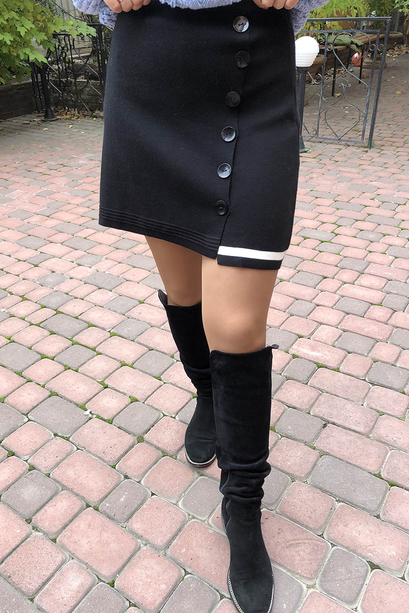Ассиметричная трикотажная юбка с пуговицами и белой полоской - черный 