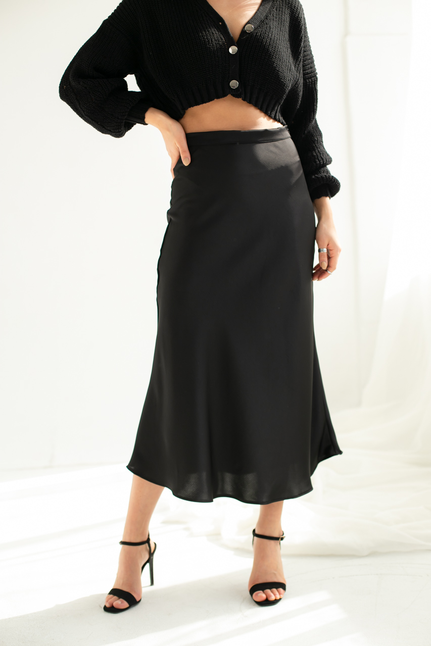 Струящаяся юбка миди с искусственного атласа - черный цвет, L