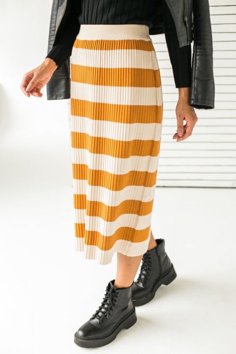 Фото 2 модели 755 Длинная трикотажная юбка с широкими полосками LUREX - горчичная