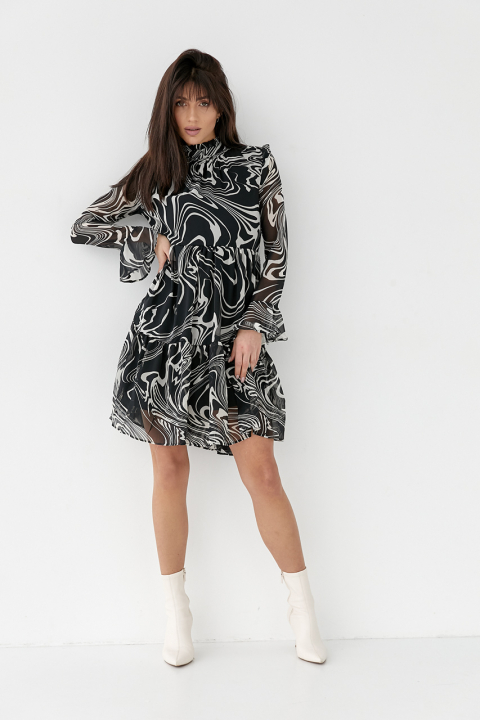 Шифонова сукня з абстрактним малюнком та оригінальним рукавом