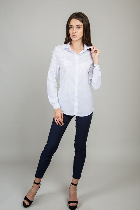 Фото 1 модели 6018 Рубашка с россыпью жемчужных бусин MISS SARA - белая