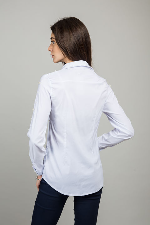 Фото 2 модели 6018 Рубашка с россыпью жемчужных бусин MISS SARA - біла