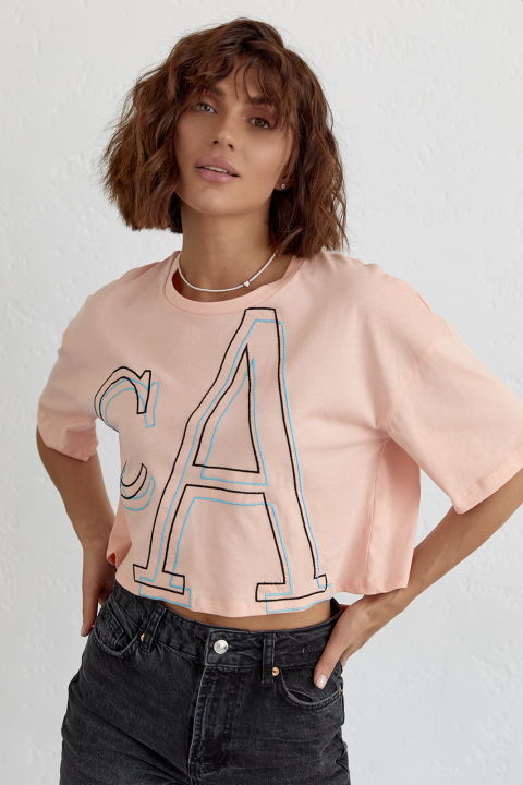 Укорочена жіноча футболка з вишитими літерами