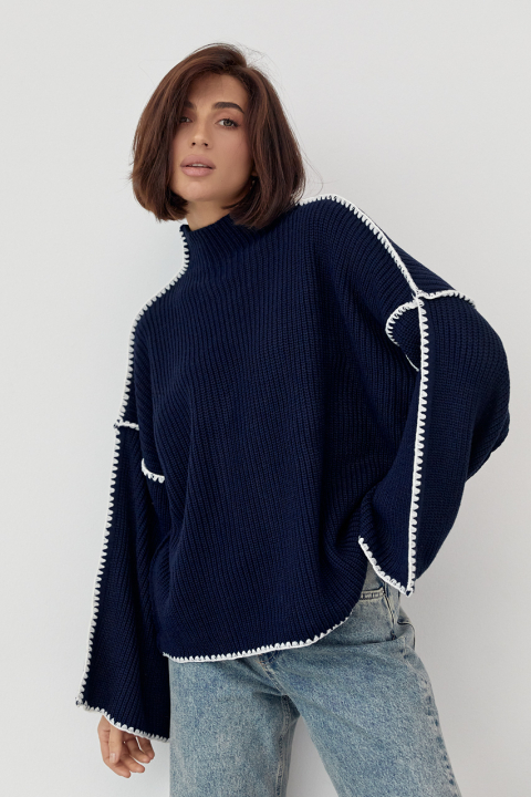 В'язаний светр із декоративними швами