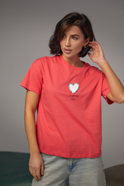 Жіноча футболка прикрашена серцем з бісеру та страз