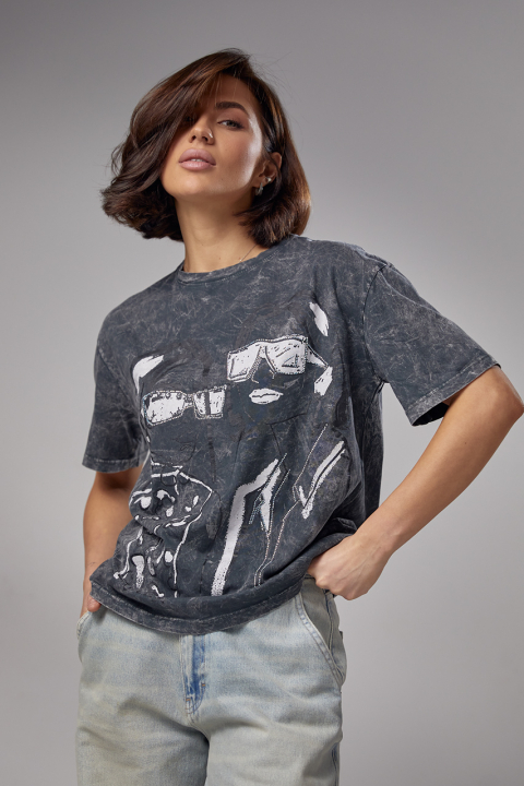 Жіноча футболка в техніці тай-дай з принтом та стразами