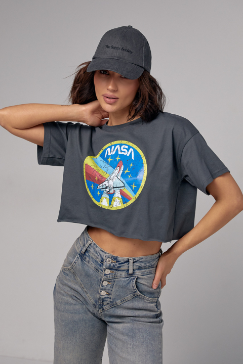 Укорочена жіноча футболка з принтом Nasa