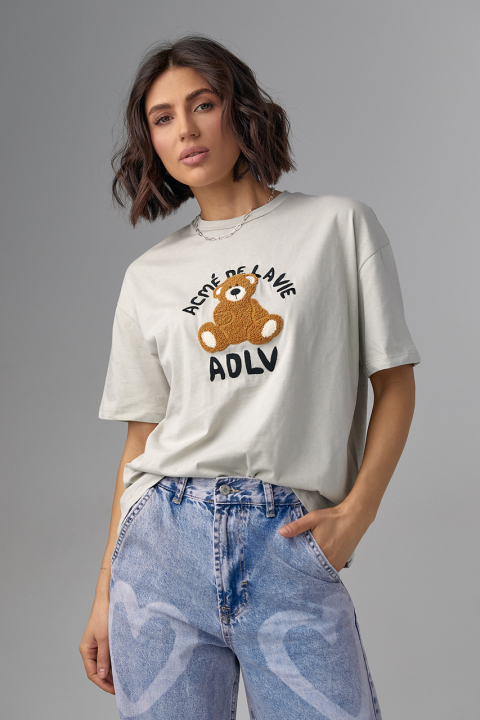 Трикотажна футболка з фактурним ведмедиком та написом