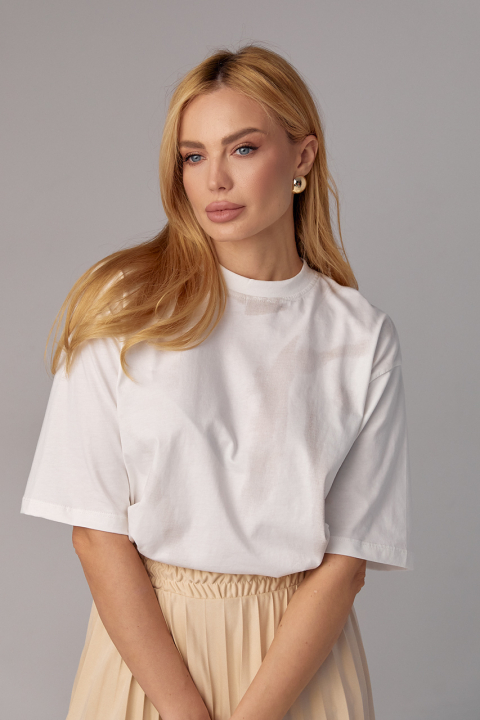 Трикотажная женская футболка с лаконичным принтом
