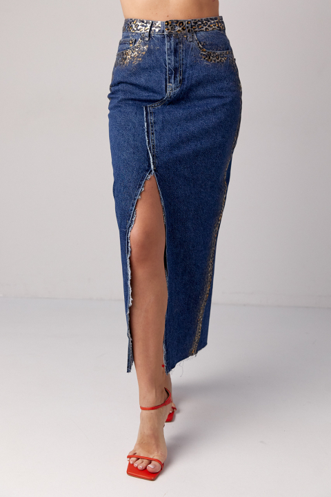 Длинная джинсовая юбка с леопардовым напылением