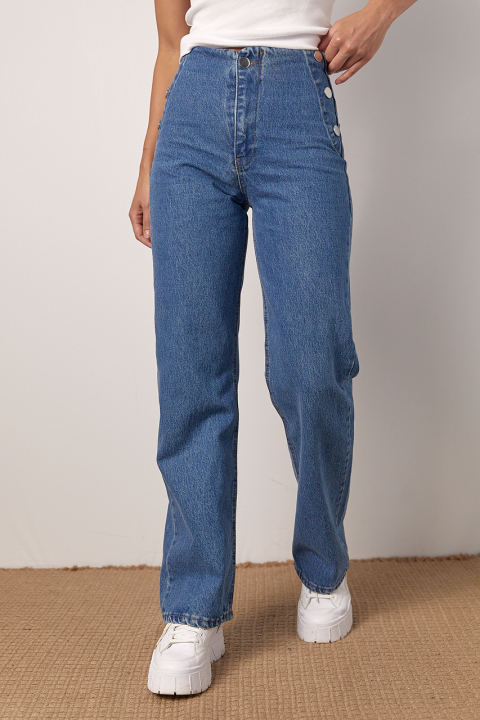 Женские джинсы straight с металлическими кнопками