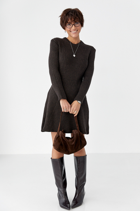 Женское вязаное короткое платье в рубчик