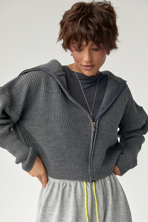 Вязаный короткий кардиган с длинным воротником