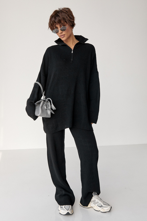 Свободный костюм в рубчик со свитером и прямыми брюками