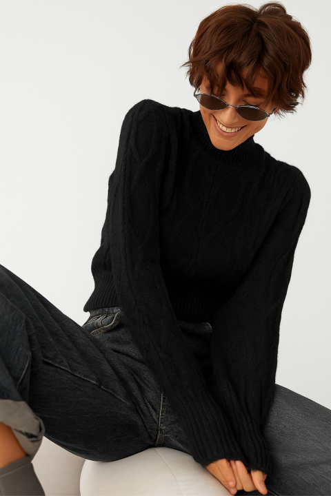 Короткий вязаный свитер с косичками