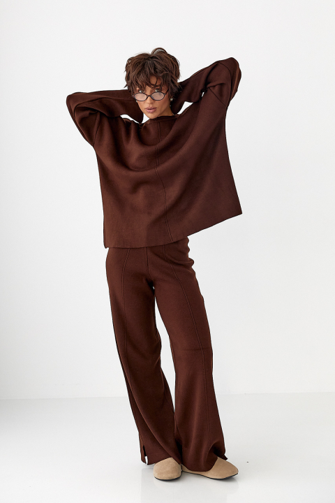Вязаный костюм со свободной кофтой и широкими брюками