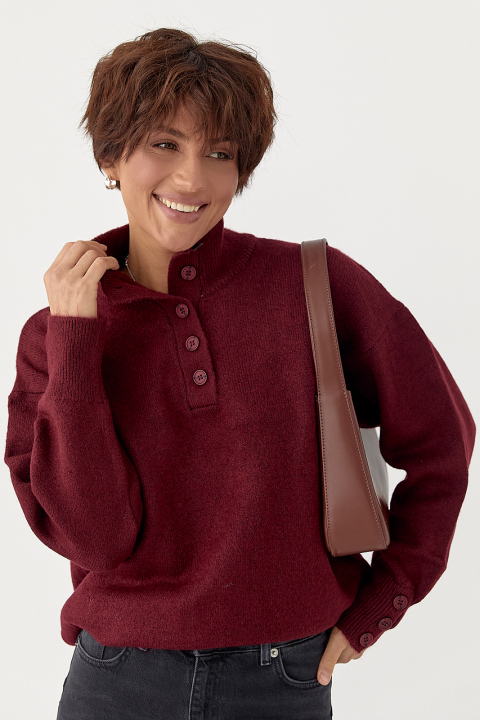 Вязаный свитер с пуговицами на горловине