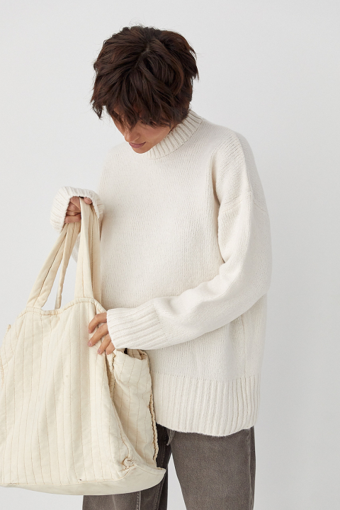 Однотонна в'язана кофта з широкими рукавами