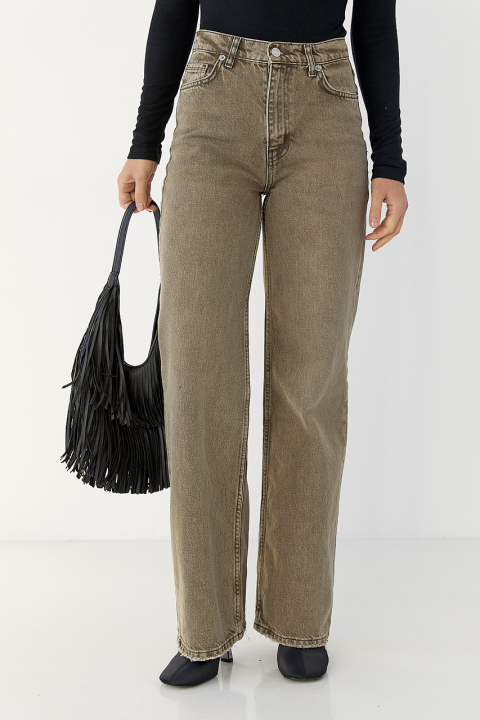 Прямые женские джинсы с потёртостями внизу