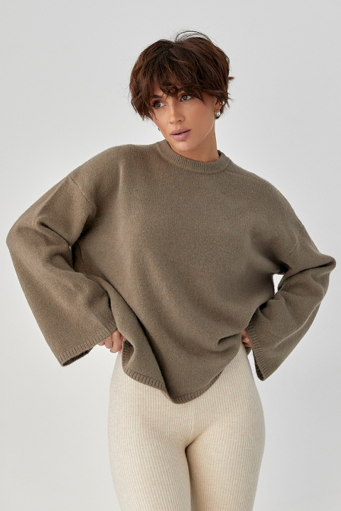 Вязаная однотонная кофта с широкими рукавами