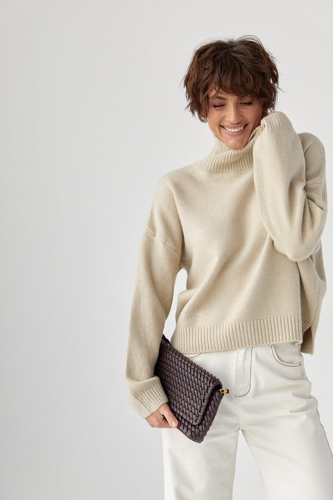 Теплый свободный гольф с разрезами внизу