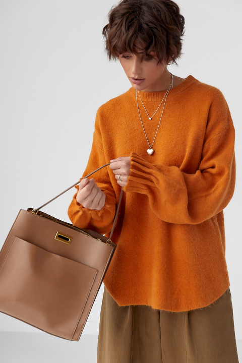 Вязаный свободный джемпер с оригинальными манжетами на рукавах