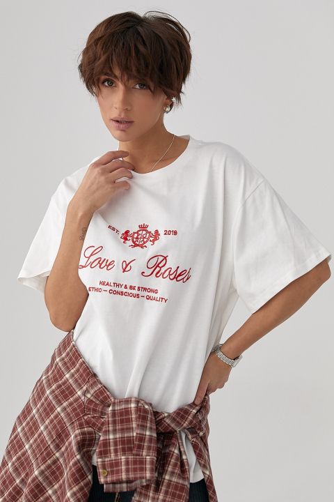 Футболка свободного фасона с вышитыми надписями