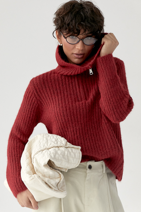 Теплая кофта в рубчик с молнией на воротнике