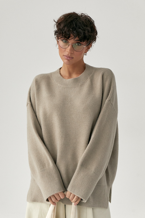 Свободный вязаный джемпер с разрезами