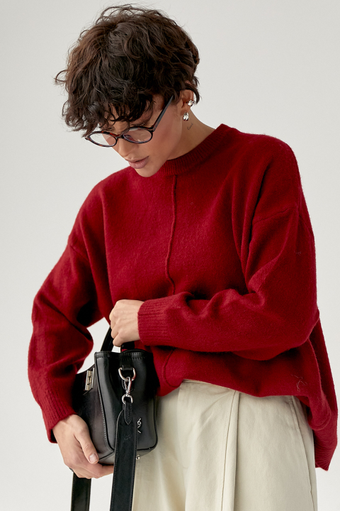 Вязаная свободная кофта с декоративным швом