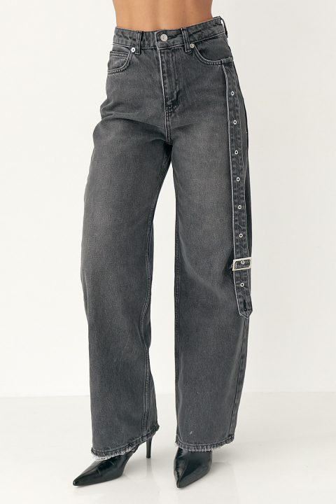 Прямі джинси із декоративним поясом на штанині
