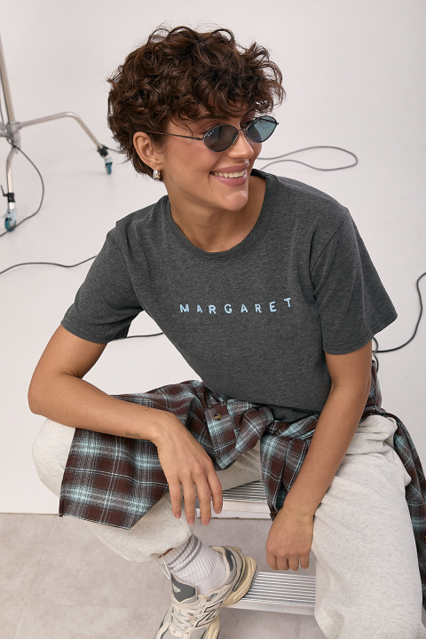 Трикотажная футболка с вышитой надписью Margaret