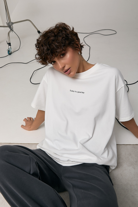 Однотонная футболка с надписью свободного фасона