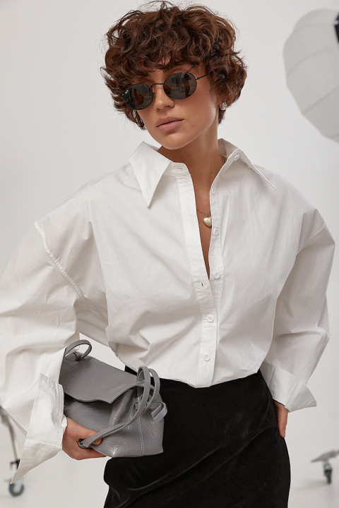 Широкая классическая рубашка на пуговицах