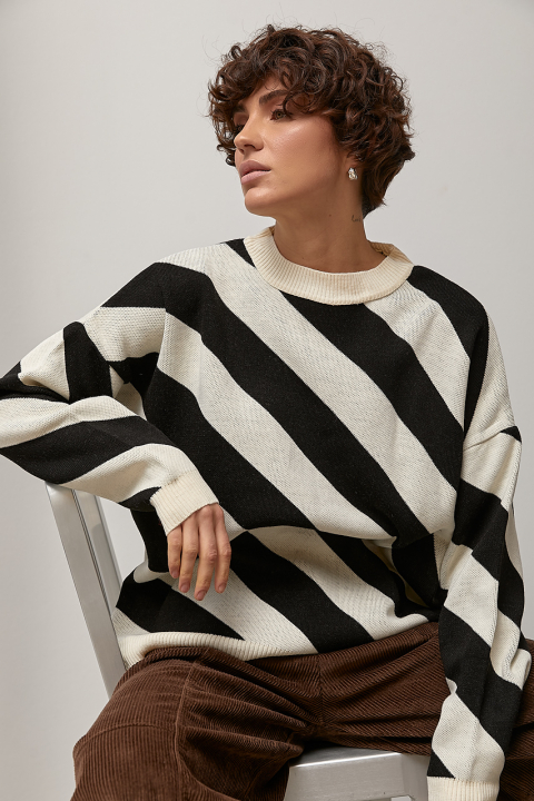 Трикотажна в'язана кофта у діагональну смужку
