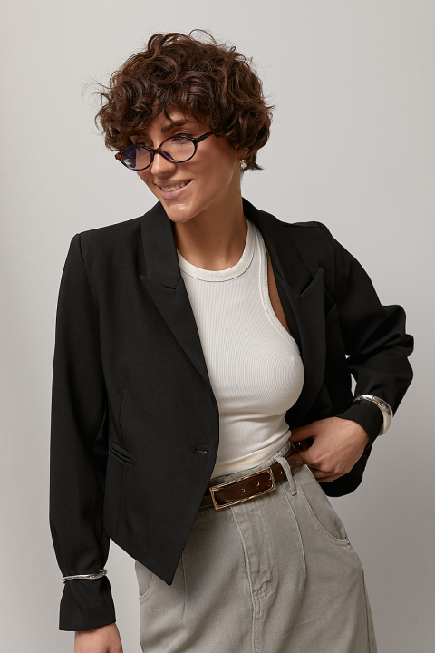 Короткий классический жакет с асимметричным низом