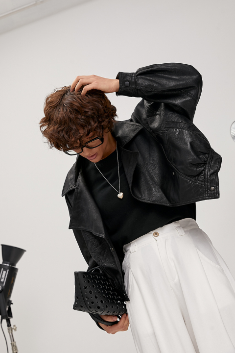 Коротка куртка з екошкіри