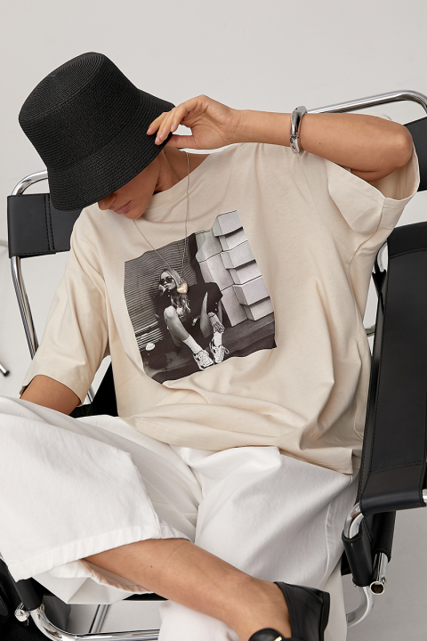 Оверсайз футболка з принтом дівчини