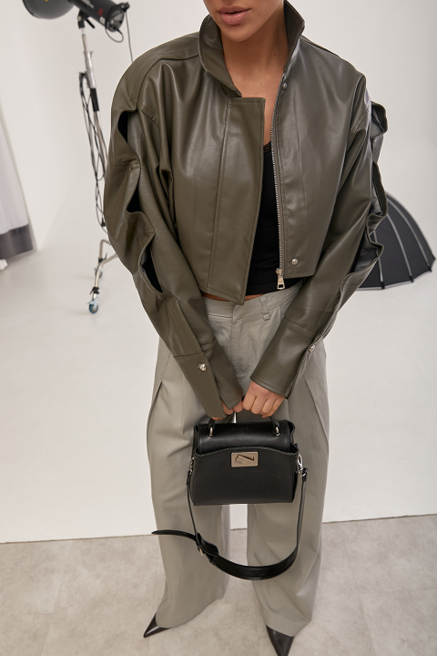 Модная укороченная куртка из экокожи с высоким воротником