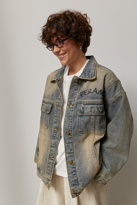 Джинсовая куртка с вышитыми надписями