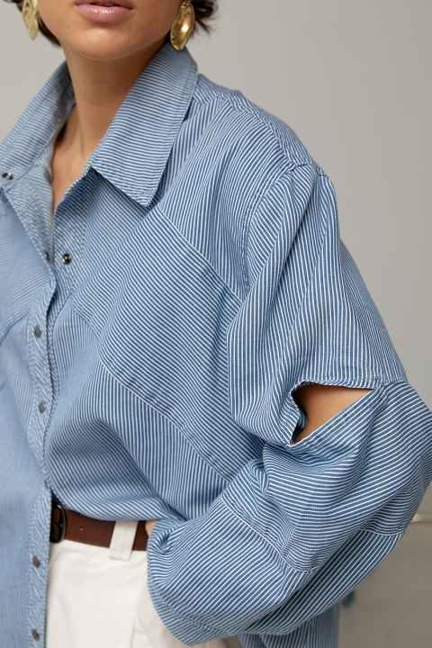 Смугаста сорочка на кнопках із розрізами на рукавах