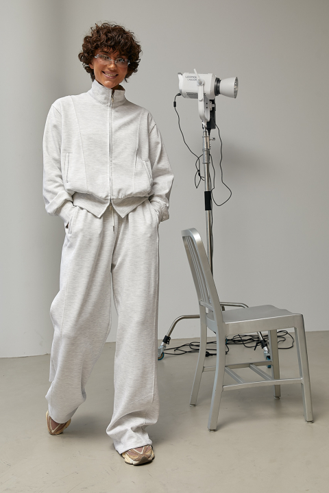 Спортивный костюм с кофтой на молнии и широкими штанами