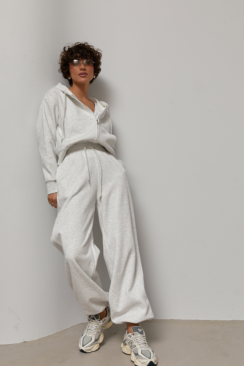 Спортивный костюм с прямыми брюками и худи с белым капюшоном