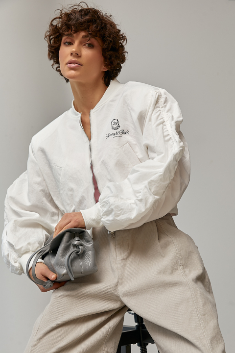 Женская ветровка-бомбер с объемными рукавами