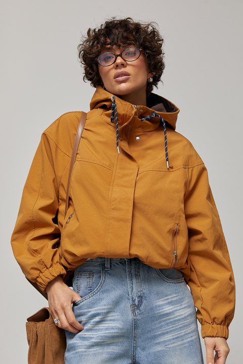 Короткая женская ветровка с капюшоном