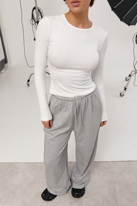 Базовый приталенный лонгслив с декоративным швом на спине