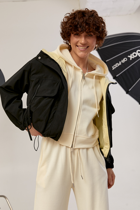 Женская ветровка с цветной подкладкой