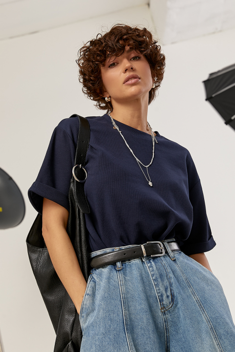 Однотонная футболка в рубчик свободного фасона